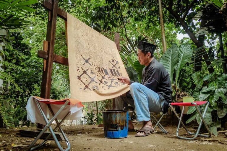 Contoh Karangan SPM: Cabaran mengekalkan identiti budaya
